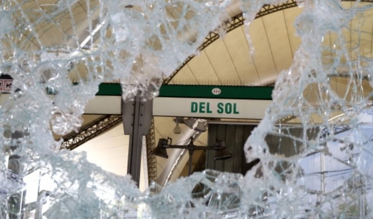 translated from Spanish: POI detains two suspects in damage to El Sol Metro station during social outburst