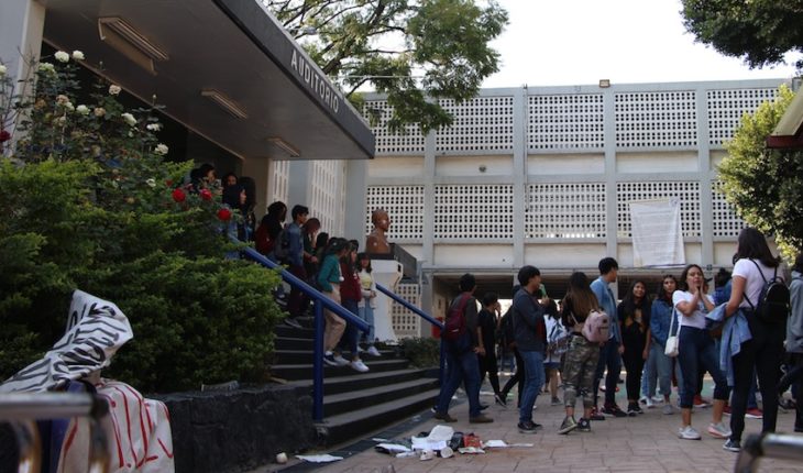 translated from Spanish: Prepa 7 students stand still and demand deal with Rectory