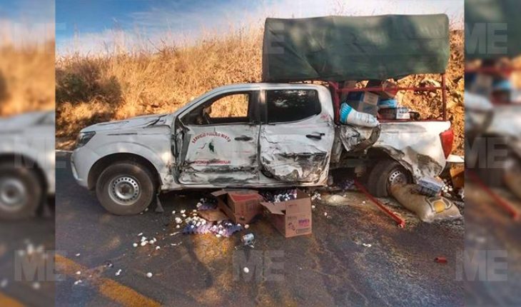 translated from Spanish: Strong crash between vans on Apatzingán-Acahuato road