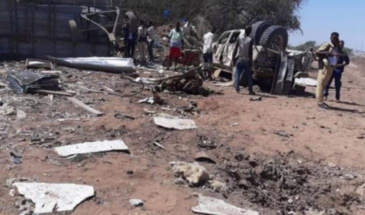 translated from Spanish: Three killed and 20 injured in terrorist attack in Somalia