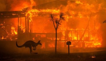 translated from Spanish: Tourists are asked to leave south-east Australia over voracious fires affecting the country
