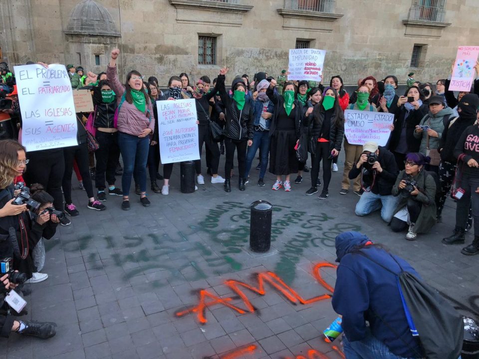 AMLO pide a feministas protestar sin violencia