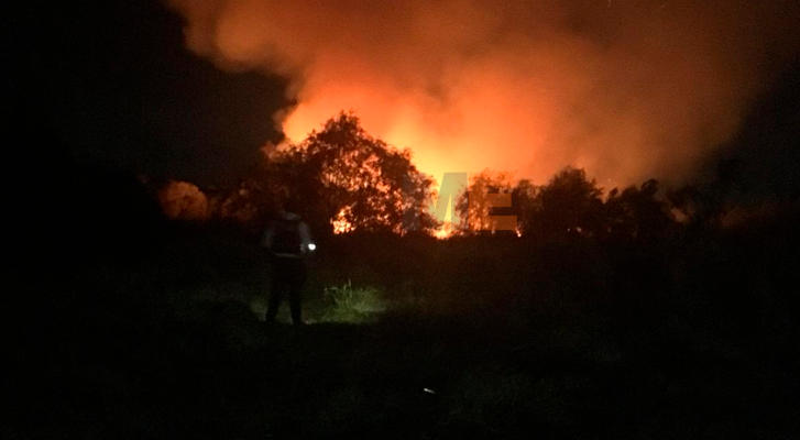 Bomberos controlan incendio en pastizal próximo a casas en fraccionamiento de Morelia