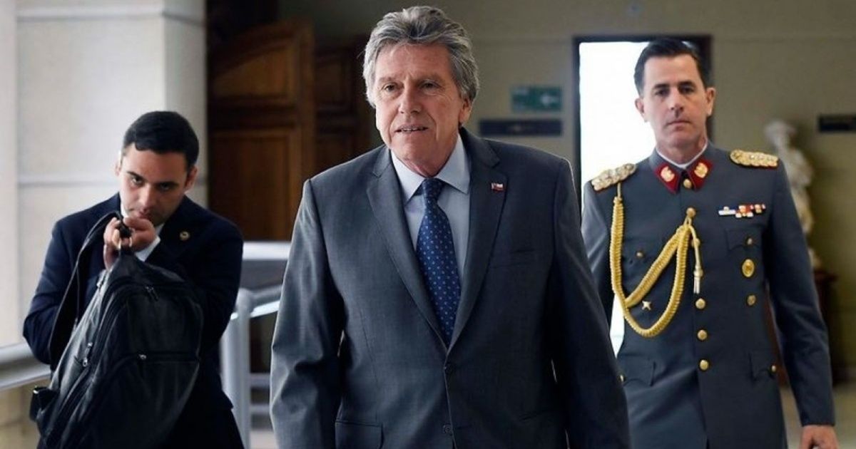 Chile: Alberto Espina, ministro de Defensa, contempló el uso de armas de fuego