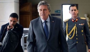 Chile: Alberto Espina, ministro de Defensa, contempló el uso de armas de fuego