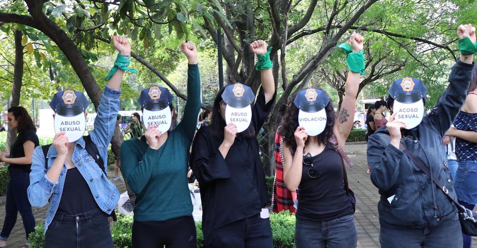 Con performance, mujeres protestan contra la violencia institucional