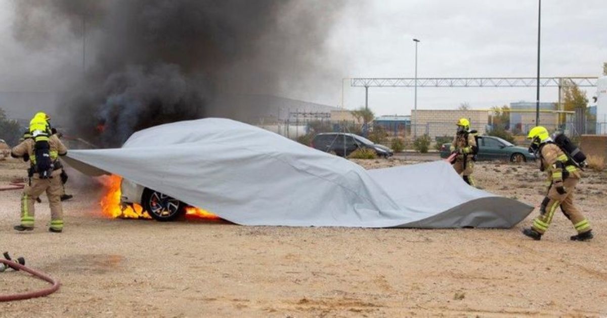 Crearon una manta especial para apagar incendios de autos eléctricos