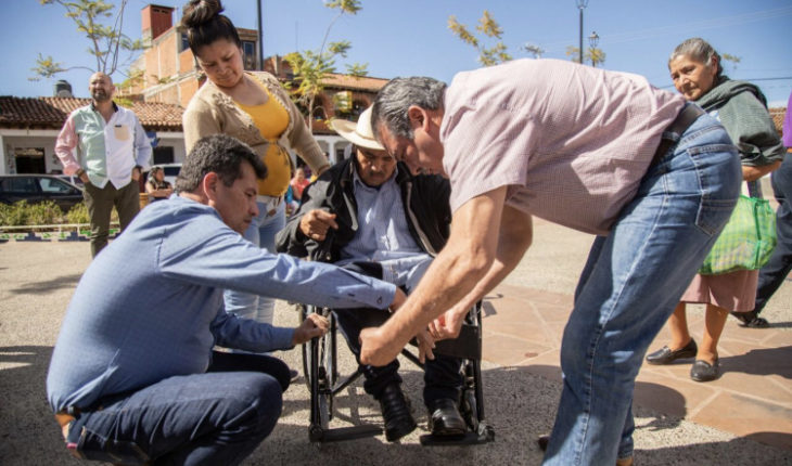 Edil de Morelia entrega sillas de ruedas a personas de escasos recursos