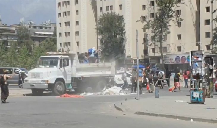 Expulsan del país a extranjero que descargó camión con escombros para apoyar las protestas en Plaza Italia