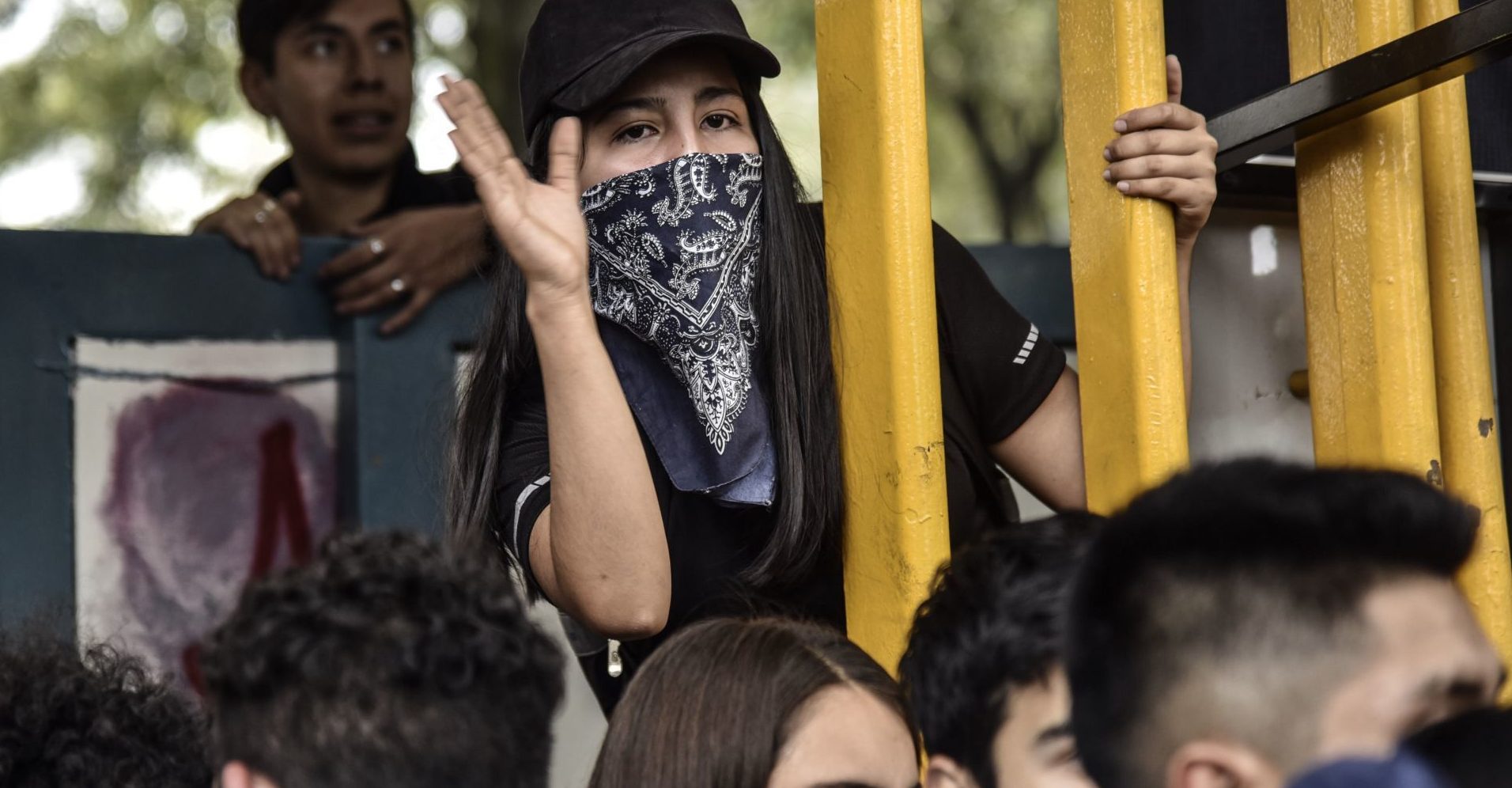 Manifestantes se enfrentan a estudiantes para tomar el CCH Azcapotzalco