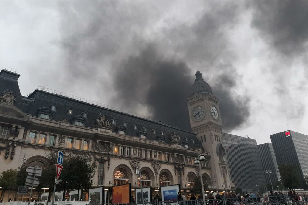 Registran fuerte incendio en la estación de trenes, en París (Video)