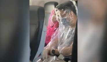 [VIDEO] Por miedo al coronavirus se “plastificaron” para viajar en avión