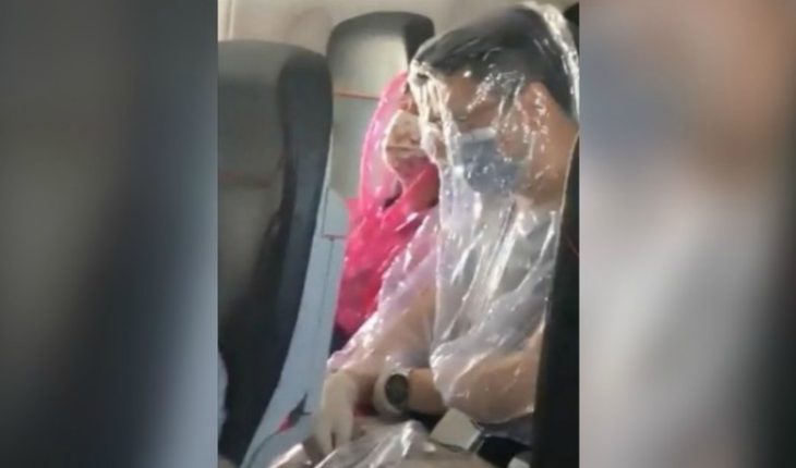 [VIDEO] Por miedo al coronavirus se “plastificaron” para viajar en avión