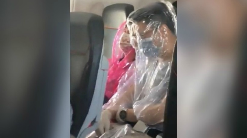 [VIDEO] Por miedo al coronavirus se "plastificaron" para viajar en avión