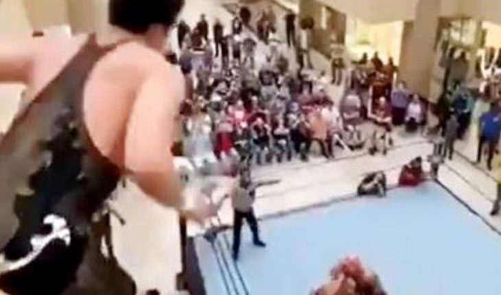 VIDEO VIRAL: Luchador se lanza desde un primer piso de centro comercial
