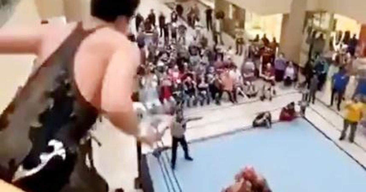 VIDEO VIRAL: Luchador se lanza desde un primer piso de centro comercial