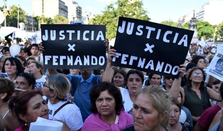 translated from Spanish: A crowd gathers in Congress to ask for justice for Fernando