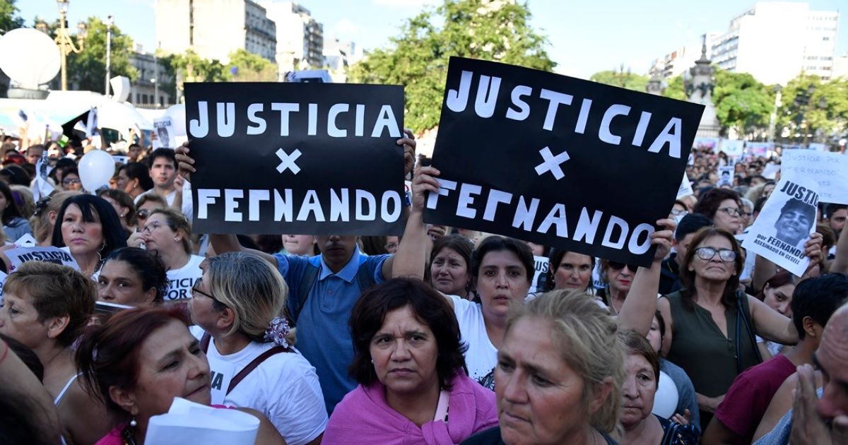 A crowd gathers in Congress to ask for justice for Fernando