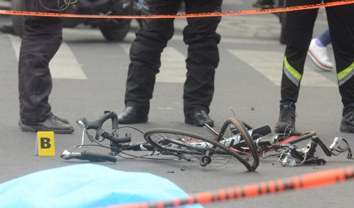 translated from Spanish: Cyclist dies by military fire in Santa María La Ribera, in CDMX
