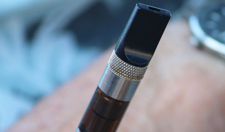translated from Spanish: Government bans the importation of e-cigarettes