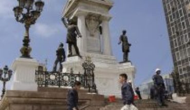 translated from Spanish: Intendency of Valparaiso announces a claim by State Homeland Security Act against those responsible for attacking Monumento los Héroes de Iquique