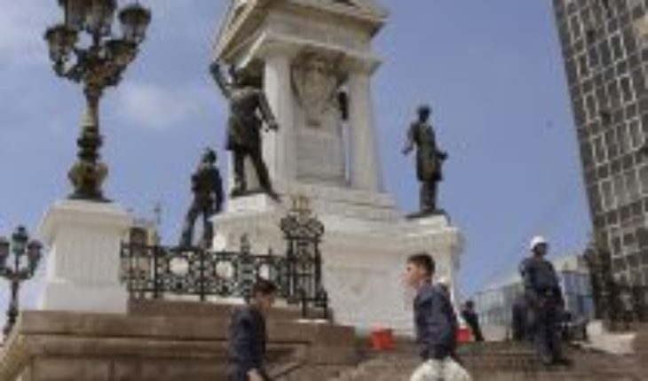 translated from Spanish: Intendency of Valparaiso announces a claim by State Homeland Security Act against those responsible for attacking Monumento los Héroes de Iquique