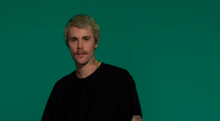 Justin Bieber appears in a show and looks alarming his followers (video)