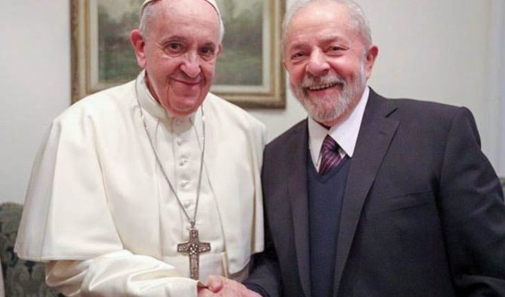 translated from Spanish: Lula and Pope Francis saw each other and talked about “a more just and fraternal world”