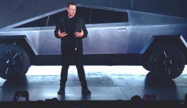translated from Spanish: Pickup success: more than half a million of the Tesla Cybertruck were booked