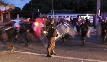 translated from Spanish: Police officers who allegedly tortured indigenous people in Chiapas investigate
