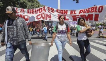 translated from Spanish: Political and trade union groups marched against IMF presence