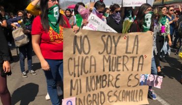 translated from Spanish: They march to the building where Ingrid lived to pay homage and demand justice