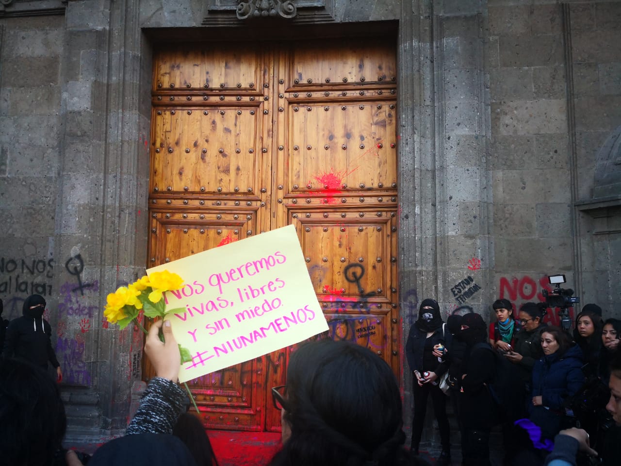 Women demand AMLO with justice against femicides at National Palace
