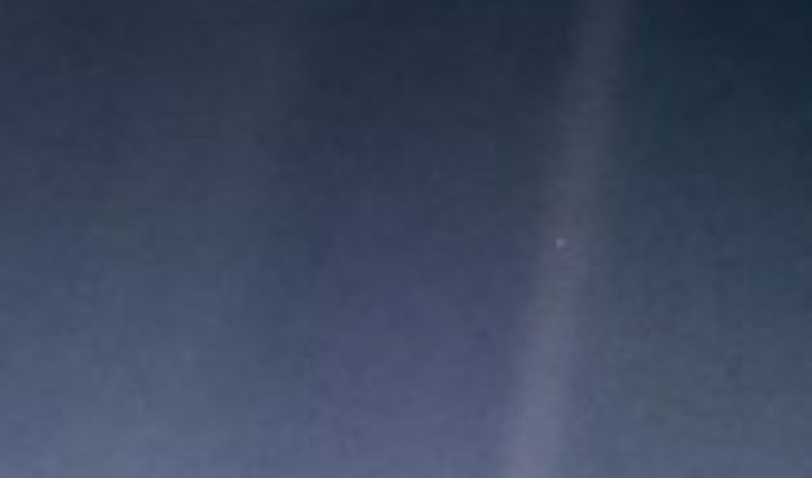 “Un punto azul pálido”: 30 años de la icónica foto de la Tierra que inspiró uno de los textos memorables de Carl Sagan y cambió nuestra perspectiva del planeta