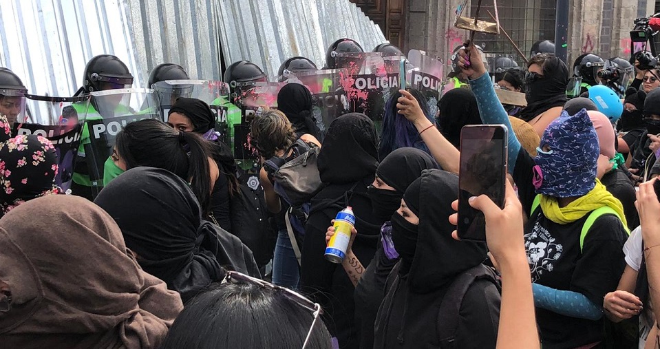 5 personas sufren quemaduras en protestas; truenan petardos frente a Palacio