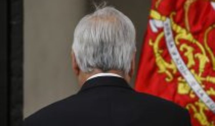 A casi cinco meses del inicio del estallido social, The Economist destroza conducción de Piñera: lo considera “asediado” y que ha manejado la crisis como si estuviera “regateando”