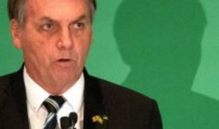 Bolsonaro decreta que actividades religiosas deben funcionar pese al COVID-19