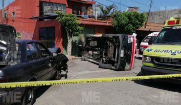 Combi se volcó tras impactar con auto en la Ricardo Flores Magón, en Morelia