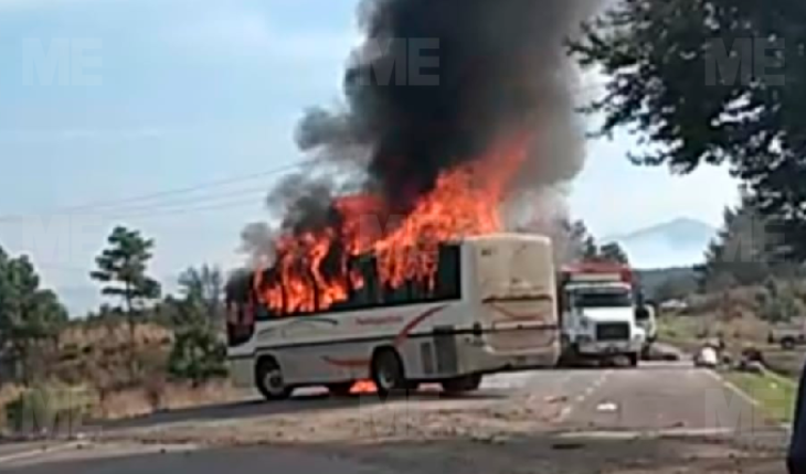 Comuneros incendiaron autobús en la carretera Uruapan-Paracho