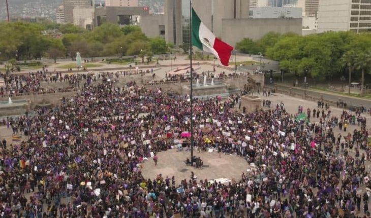 Con gritos de ‘ni una menos’ y fuente pintada de rojo, protestan en Monterrey