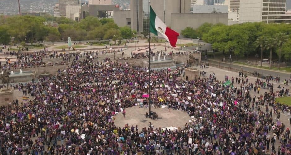 Con gritos de 'ni una menos' y fuente pintada de rojo, protestan en Monterrey