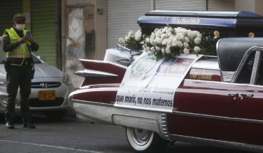 Coronavirus en Colombia: coche fúnebre recorre las calles con un ataúd