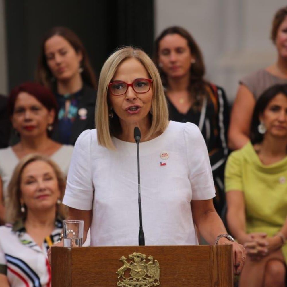 Cuestionada ministra de la Mujer renuncia tras masivo 8M en Chile
