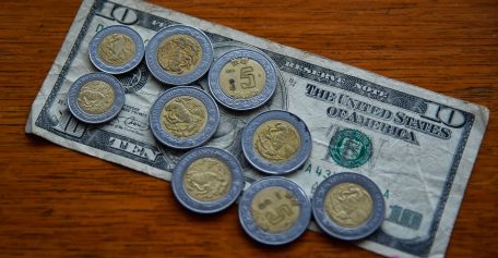 Dólar llega a 20.50 pesos en bancos por el temor mundial al coronavirus