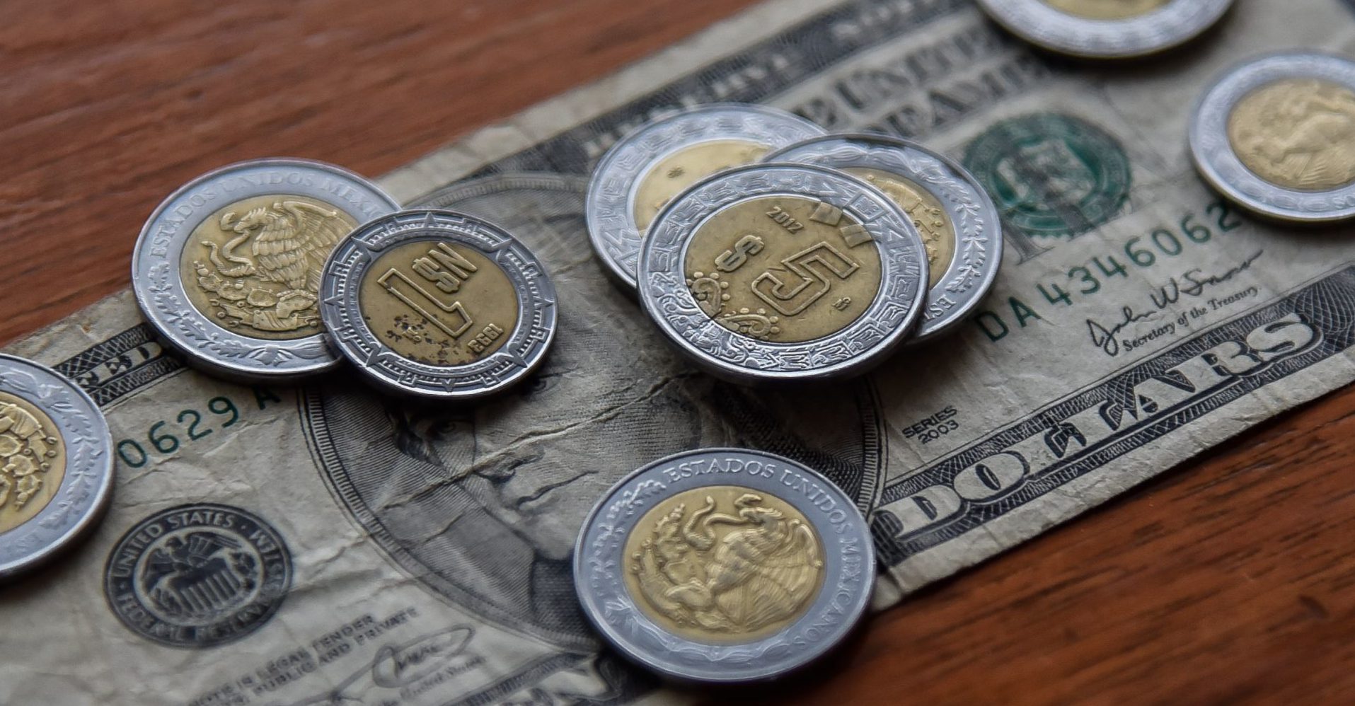 Dólar se cotiza en 24.42 pesos; precio del petróleo se recupera