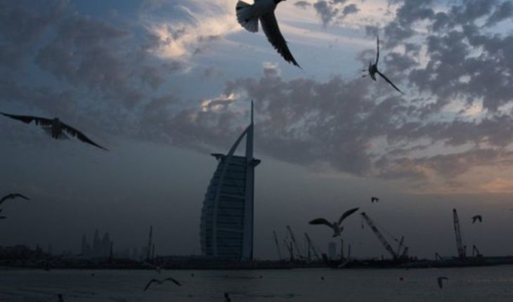 Dubái suspende conexiones aéreas ante el avance del virus