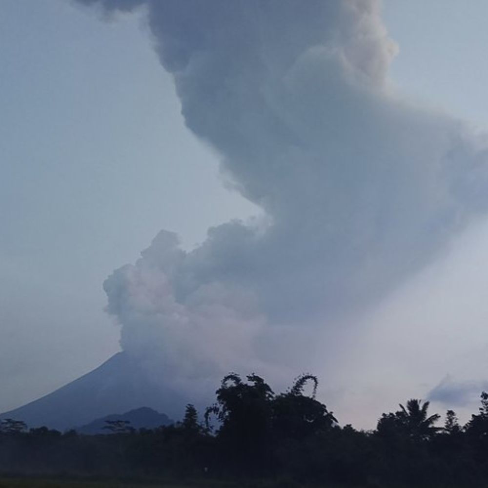 El Monte Merapi hace erupción en Indonesia