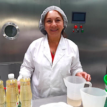 Emprendedora de La Araucanía lanzó mayonesa vegana con ajo chilote cultivado por su familia