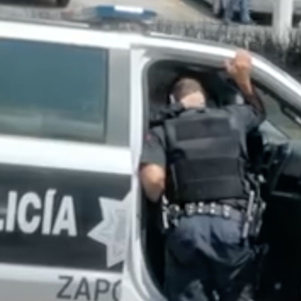 Exhiben en video a 2 policías dándose caricias en Guadalajara
