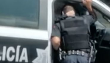 Exhiben en video a 2 policías dándose caricias en Guadalajara